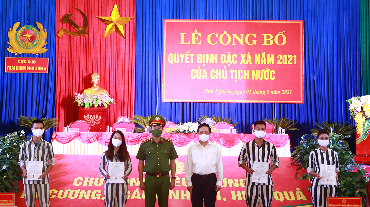 Điều kiện được đặc xá là gì? Trường hợp nào người bị kết án phạt tù được cho là đã lập công lớn trong thời gian chấp hành án phạt để xem xét đề nghị đặc xá?