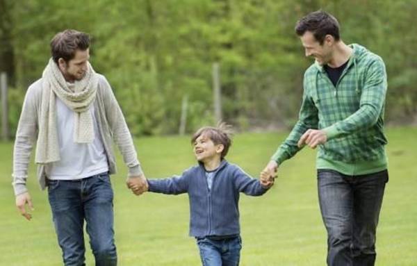 Cha dượng muốn nhận con riêng của vợ làm con nuôi thì có cần phải được sự đồng ý của cha đẻ hay không? (2023)