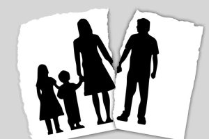 người trực tiếp nuôi con hạn chế quyền thăm con