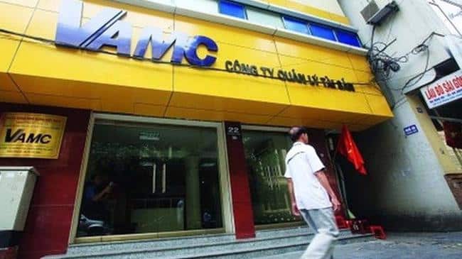 Trong hoạt động mua, bán nợ của tổ chức tín dụng thì bên mua nợ trở thành người thế quyền, nghĩa vụ liên quan đến khoản nợ của bên bán nợ kể từ thời điểm nào? (2023)