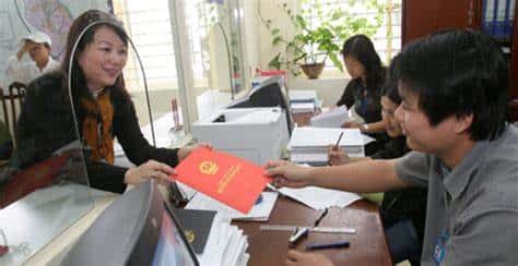 Trẻ em có đứng tên giấy chứng nhận quyền sử dụng đất (sổ đỏ) khi được ông bà nội tặng cho đất hay không? Và có cần phải đóng thuế thu nhập cá nhân hay lệ phí trước bạ không? (2023)