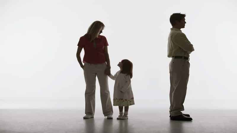 Các trường hợp người mẹ không được trực tiếp nuôi dưỡng, giáo dục con sau khi ly hôn